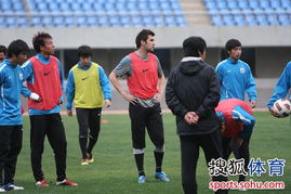 遼足實德賽前訓練 馬林紅裝耀眼悉心指導